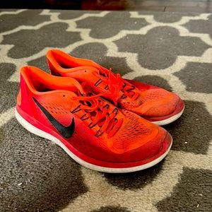 Men’s size 9 Nike shoes.